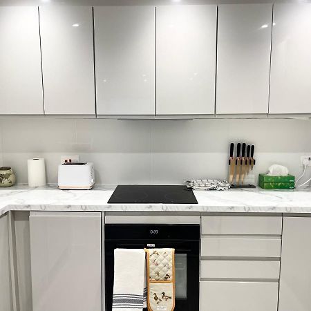 Lovely 1 Bed Apartment, 15Mins From Central Лондон Екстериор снимка