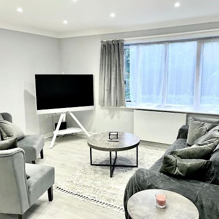 Lovely 1 Bed Apartment, 15Mins From Central Лондон Екстериор снимка